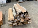 de nombreuses caisses et palettes en bois dans un entrepôt