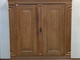 un meuble en bois surmonté d'une porte