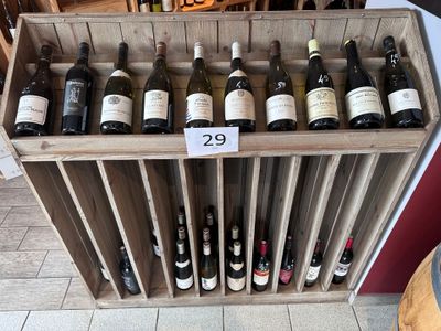 de nombreuses bouteilles de vin dans un casier à vin en bois