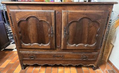 un vieux meuble en bois avec deux portes et deux tiroirs