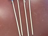 trois cure-dents posés sur une table marron