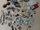 beaucoup de bijoux sur la table