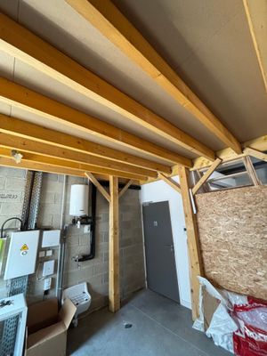 une photo d'une pièce dont le plafond est largement recouvert de bois
