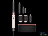 un gros plan sur un stylo, un pinceau et d'autres objets sur fond noir