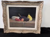 une photo représentant un tableau sur lequel figurent des fruits et un bol posés sur une table