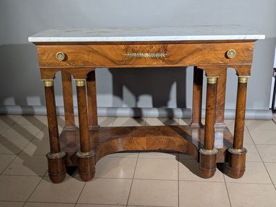 une table avec un plateau en marbre posée sur un sol carrelé