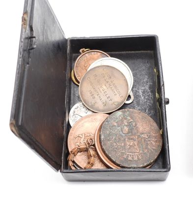 une boîte noire contenant un tas de pièces de monnaie