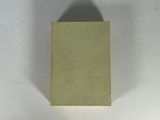 l'ombre d'une personne sur un livre posé sur une table