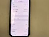 Un iPhone est posé sur une table près d'un mur.