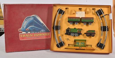 une boîte contenant un train sur une table