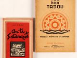 deux livres sont posés l'un à côté de l'autre sur une table