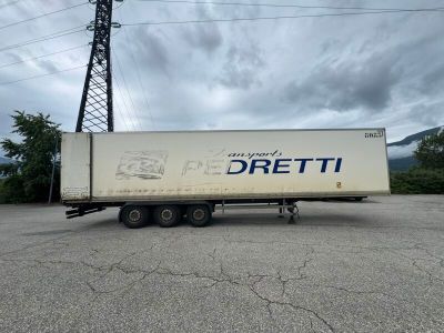 un camion semi-remorque garé dans un parking