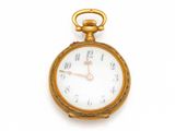 une montre de poche en or sur fond blanc