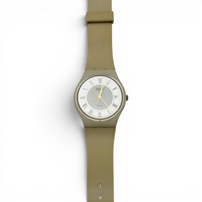 une image d'un gros plan d'une montre-bracelet sur une surface blanche