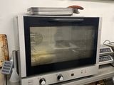 un micro-ondes posé sur une étagère dans une cuisine