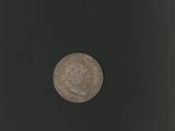 gros plan d'une pièce de monnaie sur une surface noire