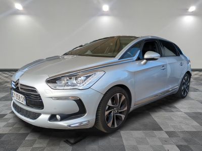 la voiture argentée est garée sur un sol en damier dans le garage