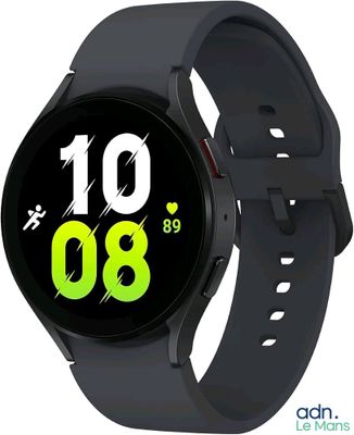 gros plan d'une montre intelligente sur fond blanc