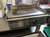 une cuisinière équipée d'un gril, dans une cuisine