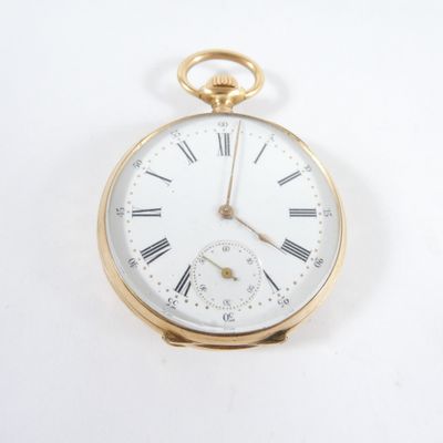 une montre de poche en or avec des chiffres romains sur le cadran