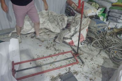 un homme qui se tient debout dans une pièce où il y a beaucoup d'objets