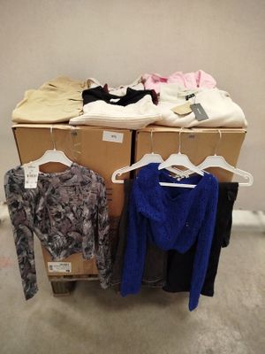 une pile de vêtements posée sur un carton