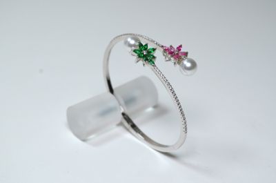 Un jonc ouvrant en argent, serti de 2,80 cts env de diopside…
