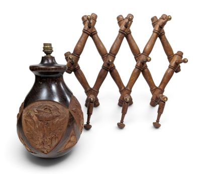 un vase marron et un lot de quatre chevilles en bois
