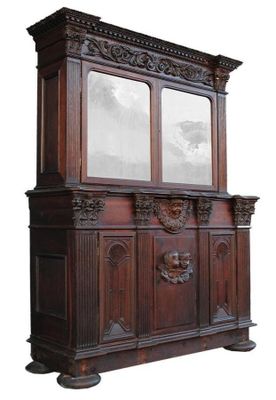 un vieux vaisselier en bois surmonté d'un miroir