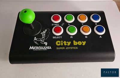 gros plan d'une manette de jeu vidéo sur une table