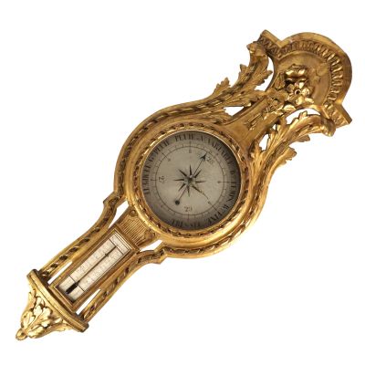 une image représentant une horloge dorée sur fond blanc, avec un fond blanc