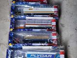 beaucoup de stylos et de crayons emballés dans du plastique