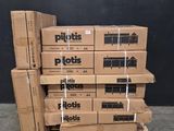 des cartons empilés sur une palette dans un entrepôt, sur fond noir