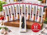 six couteaux de chef à manche en bois posés sur une planche à découper devant un plan de travail de cuisine