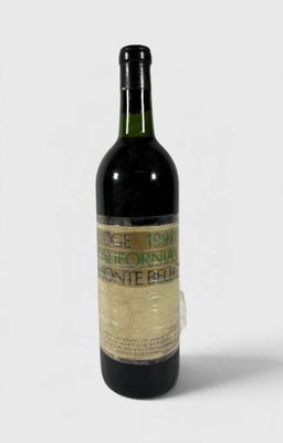 une bouteille de vin posée sur une table