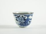 un petit bol bleu et blanc orné de fleurs