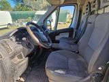 l'intérieur d'une camionnette équipée de deux sièges et d'un volant