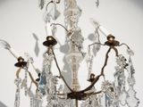 un lustre en cristal suspendu au plafond d'une pièce