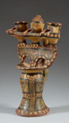 un vase surmonté d'un oiseau