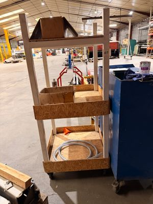 un chariot qui se trouve au milieu d'un bâtiment