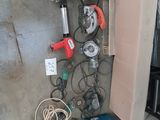 une pile d'outils posés sur le sol