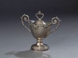 une coupe ancienne en argent, dotée d'anses, sur un fond gris