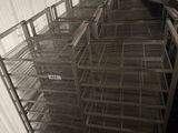 beaucoup de cages posées par terre