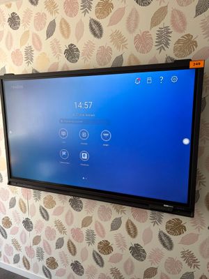 un téléviseur à écran plat fixé au mur d'une pièce