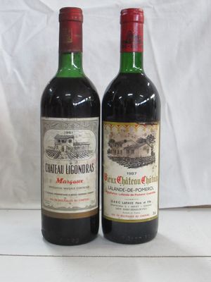 deux bouteilles de vin posées l'une à côté de l'autre sur une table