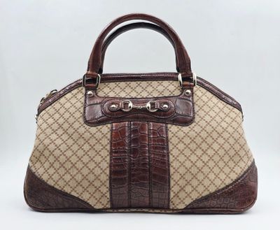 un sac à main marron et beige muni d'une poignée marron