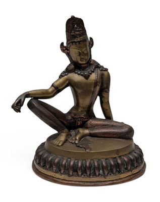 une statue en bronze représentant une femme assise en posture du lotus