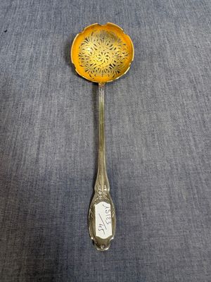 une cuillère ornée d'une fleur jaune sur un fond bleu