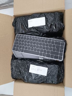 une boîte en carton posée sur une table, contenant un clavier