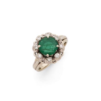 une bague en émeraude et diamant